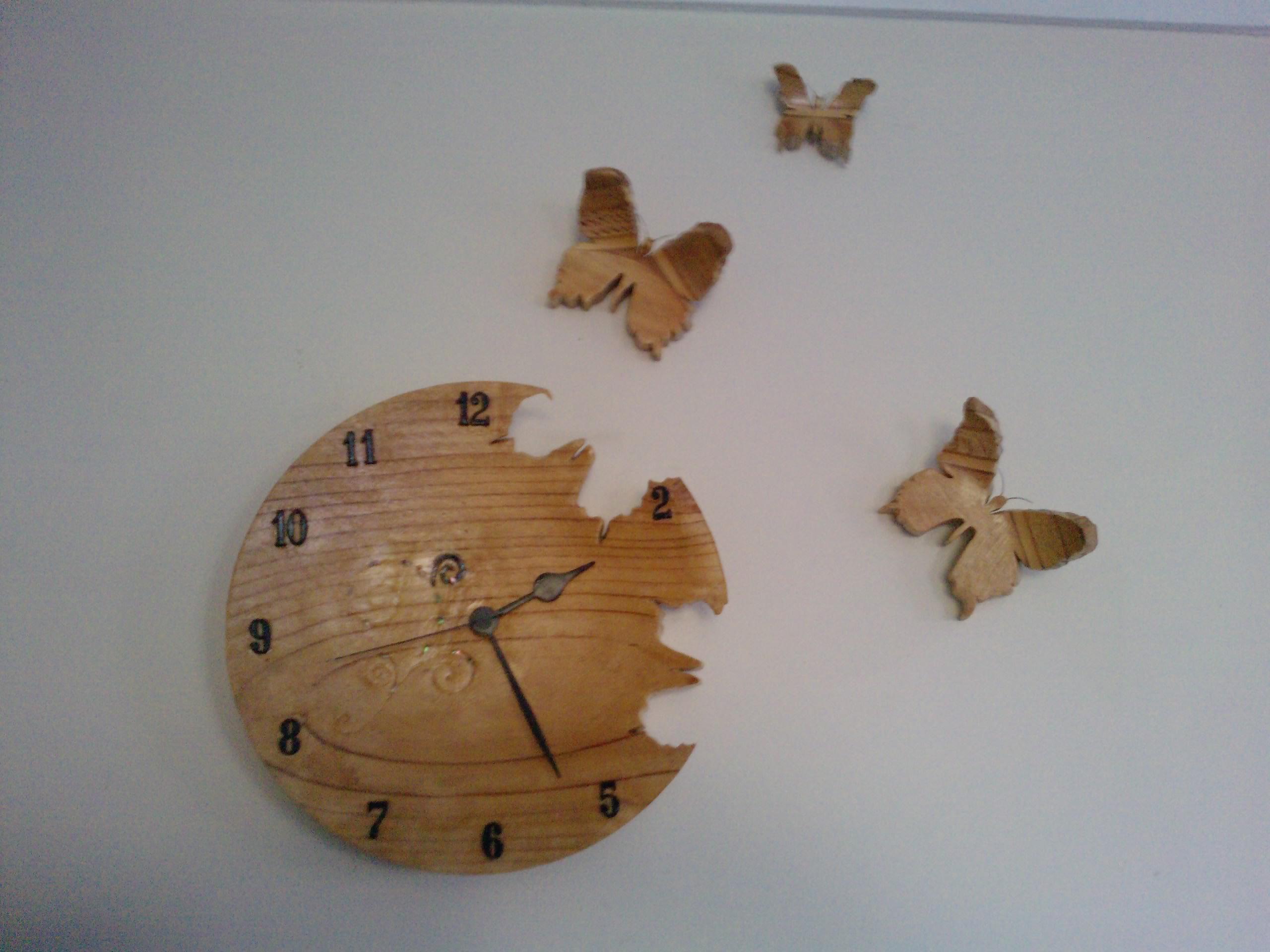 nástěnné dřevené hodiny