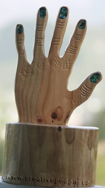 dřevěná ruka
